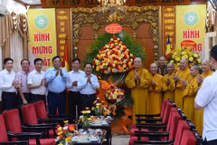 Trinh Van Quyet, membre du Bureau politique, secrétaire du Comité central du PCV et chef de la Commission centrale de la Propagande, de l’Éducation et de la Mobilisation des masses, félicite l’Église bouddhique du Vietnam à l’occasion du Vesak. Photo : Trong Phu/VOV.VN