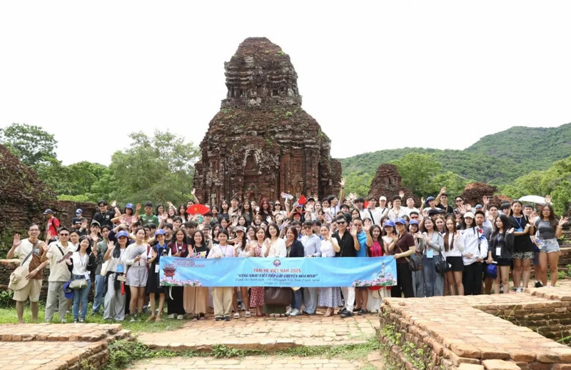 La délégation de jeunes vietnamiens résidant à l’étranger visite le sanctuaire de My Son. Photo : baoquocte.vn