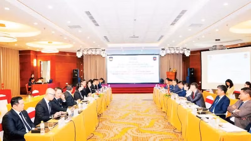 Lors d'une conférence sur les enquêtes anti-contrebande, organisée conjointement par les douanes vietnamiennes et laotiennes à Da Nang, en juin 2026. Photo : NDEL.