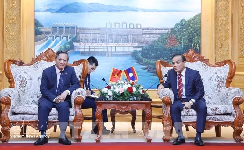 Le secrétaire du Comité provincial du Parti et président du Conseil populaire de la province de Vientiane, Phouthanouphet Xaysombath (droite), reçoit l'ambassadeur du Vietnam au Laos, Nguyen Minh Tam. Photo : VNA. 