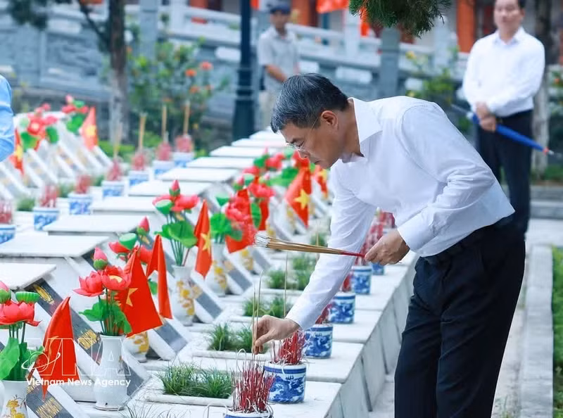 Le Premier ministre et la délégation gouvernementale se sont recueillis au cimetière national des martyrs de Vi Xuyên