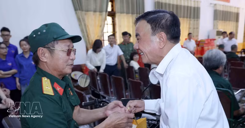 Le permanent du Secrétariat Tran Cam Tu offre des cadeaux aux combattants au Centre de soin d'invalides de guerre de Nghe An. Photo : VNA. 
