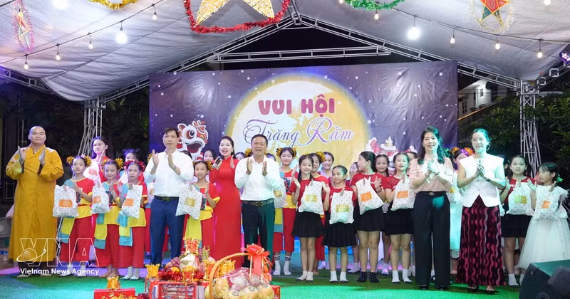 L'Association générale des Vietnamiens au Laos, en coordination avec la pagode Bang Long, organise le programme « Nuit de la Pleine Lune » à l'occasion de la Fête de la Mi-Automne. Photo: VNA 