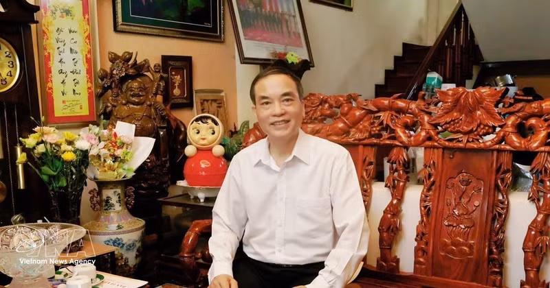 Le professeur associé et Dr Vu Van Phuc, président du Conseil scientifique de l'Institut d'économie et de droit international. Photo : VNA. 
