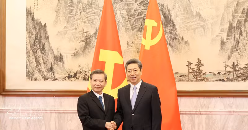 Lê Minh Tri, membre du Bureau politique, secrétaire du Comité central du Parti, chef de la Commission centrale des affaires intérieures et vice-président permanent du Comité directeur central pour la prévention et la lutte contre la corruption, le gaspillage et les pratiques malsaines (gauche) et Chen Wenqing, membre du Bureau politique et secrétaire de la Commission centrale des affaires politiques et juridiques du Parti communiste chinois (PCC), le 15 juillet à Pékin. Photo : VNA. 