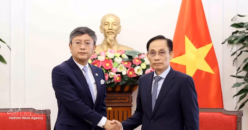 L’ambassadeur de l’Inde au Vietnam, Tshering Sherpa (gauche) et le ministre vietnamien des Affaires étrangères, Le Hoai Trung, le 15 juillet à Hanoi. Photo : VNA. 