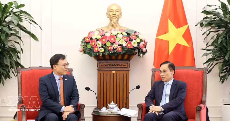 Le ministre vietnamien des Affaires étrangères, Le Hoai Trung, membre du Bureau politique (à droite), reçoit l’ambassadeur de la République de Corée au Vietnam, Choi Young Sam, Photo : VNA.
