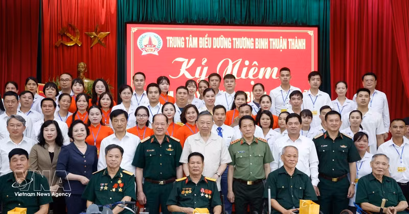 Le secrétaire général du Parti et président vietnamien, To Lam, et les délégués aux côtés du personnel et des anciens militaires blessés ou atteints de graves séquelles pris en charge au Centre de Thuan Thanh. Photo : VNA. 