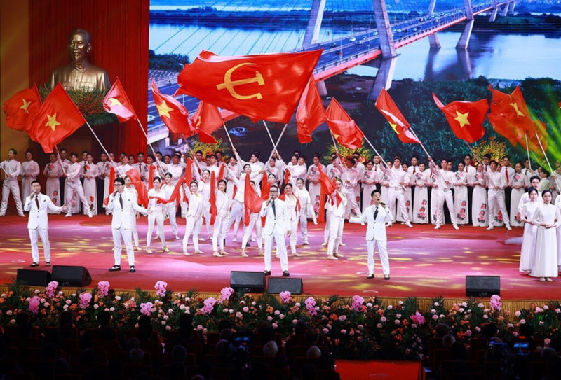 D'un pays lourdement ravagé par la guerre, le Vietnam s’est relevé avec force pour affirmer sa position sur la carte politique et économique mondiale. Photo : VNA