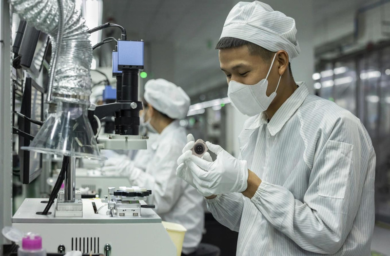 Des travailleurs vietnamiens dans une usine de production d'Apple au Vietnam. Photo : Apple.