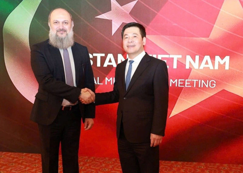 Le ministre vietnamien de l'Industrie et du Commerce, Nguyen Hong Dien (à droite), et son homologue pakistanais, Jam Kamal Khan. Photo : VNA