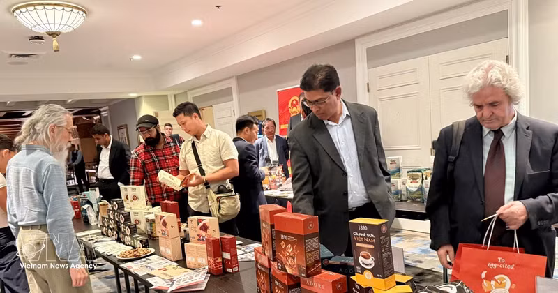 Des consommateurs canadiens explorent des produits à base de café vietnamien. Photo: VNA 