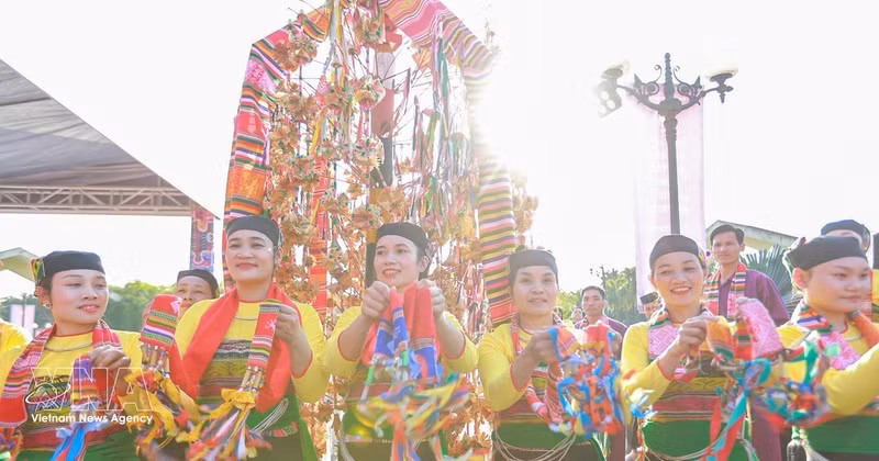 La Journée d’échanges culturels des communautés ethniques au Village culturel et touristique des ethnies du Vietnam attire un grand nombre de visiteurs. Photo : VNA. 