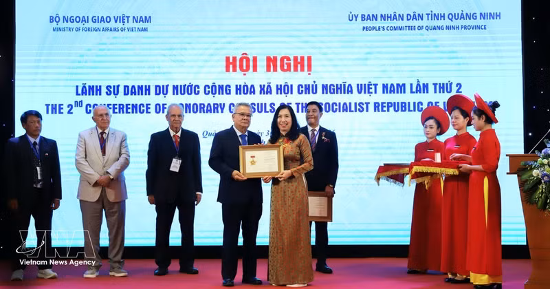 La vice-ministre des Affaires étrangères, Le Thi Thu Hang, décerne l'Insigne « Pour la diplomatie vietnamienne » et des certificats de mérite du ministre des Affaires étrangères à plusieurs consuls honoraires en reconnaissance de leurs contributions remarquables. Photo : VNA 