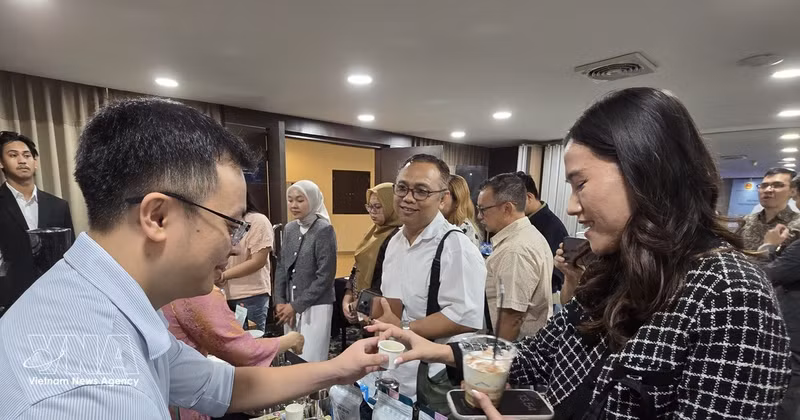 Une entreprise vietnamienne présente les produits de café DaLaKon lors de l’événement. Photo : VNA 