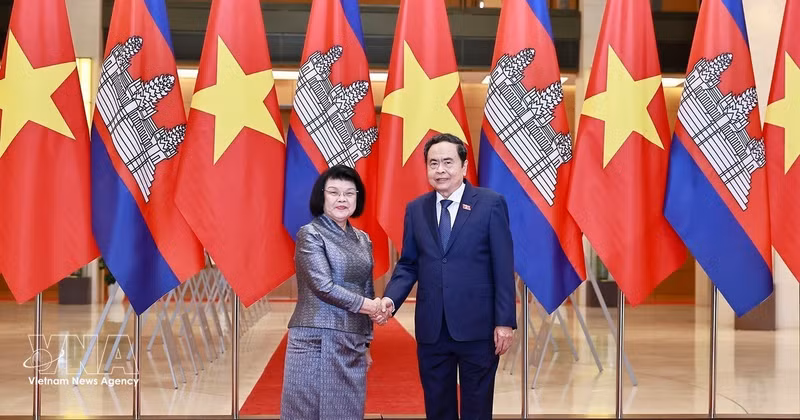Le président de l'Assemblée nationale du Vietnam Tran Thanh Man reçoit la présidente de l'Assemblée nationale du Cambodge, Samdech Maha Rathsapheathika Thipadei Khuon Sudary. Photo: VNA 