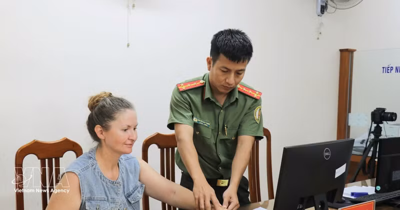 Une étrangère soumise aux procédures d'identification électronique de niveau 2. Photo : VNA. 