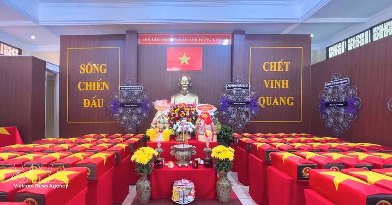 Les dépouilles des héros tombés pour la Patrie, exhumées au parc Le Thi Rieng, dans la Maison du souvenir, dans l'attente de leur retour auprès de leurs familles. Photo : VNA 