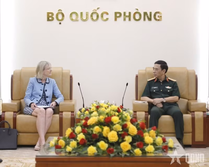Le général Phan Van Giang, vice-Premier ministre et ministre vietnamien de la Défense (à droite), et l’ambassadrice d’Australie au Vietnam, Gillian Bird. Photo : QDND.