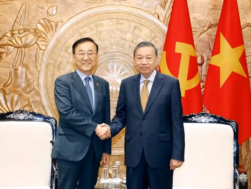 Le secrétaire général du Parti et président de la République, To Lam (à droite), serre la main du ministre sud-coréen du Territoire, des Infrastructures et des Transports, Kim Yun-duk, à Hanoi, le 30 juillet. Photo : VNA. 