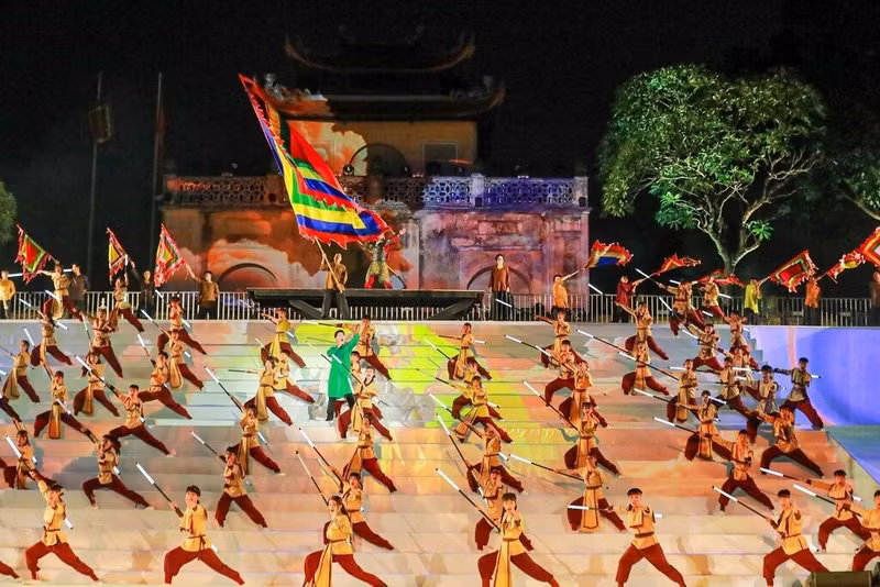 Cérémonie d'ouverture du Festival international des arts martiaux de Hanoï 2026, dans la soirée du 7 août, à la Cité impériale de Thang Long. Photo : VNA