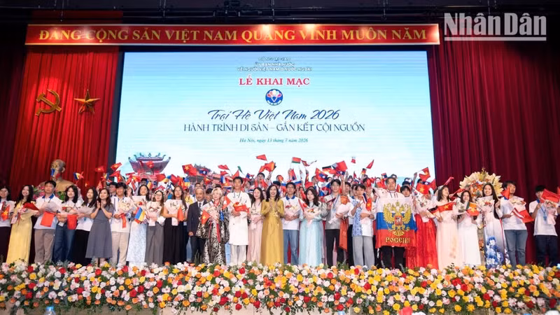 Lors de la cérémonie d’ouverture du Camp d’été du Vietnam 2026, placé sous le thème « Voyage à travers le patrimoine, renouer avec les racines », le 13 juillet à Hanoï. Photo : NDEL. 
