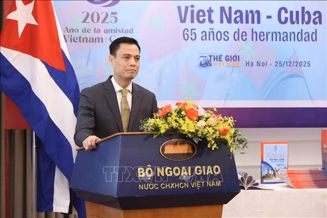Le vice-ministre vietnamien des Affaires étrangères, Dang Hoang Giang, à la cérémonie de lancement du numéro spécial « Vietnam – Cuba : 65 ans d’amitié ». Photo : VNA.