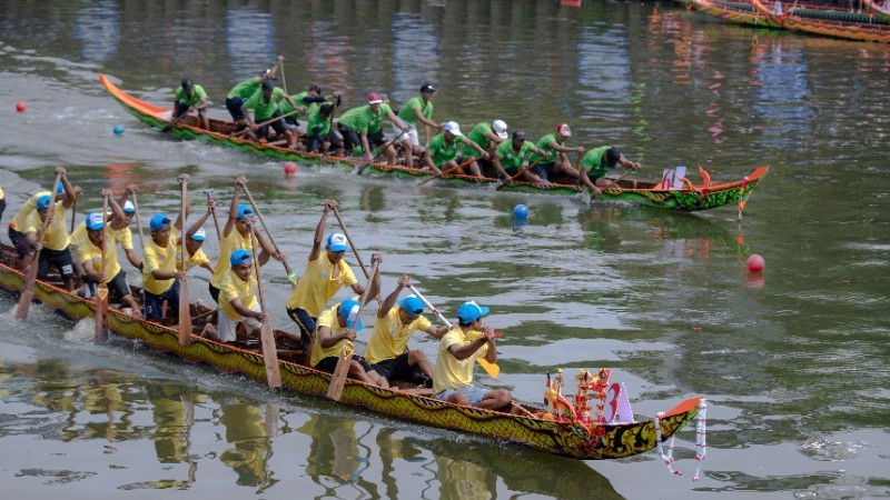 La course de pirogues traditionnelles constitue une tradition culturelle ancienne et emblématique des Khmers du Sud du Vietnam. Photo : NDEL
