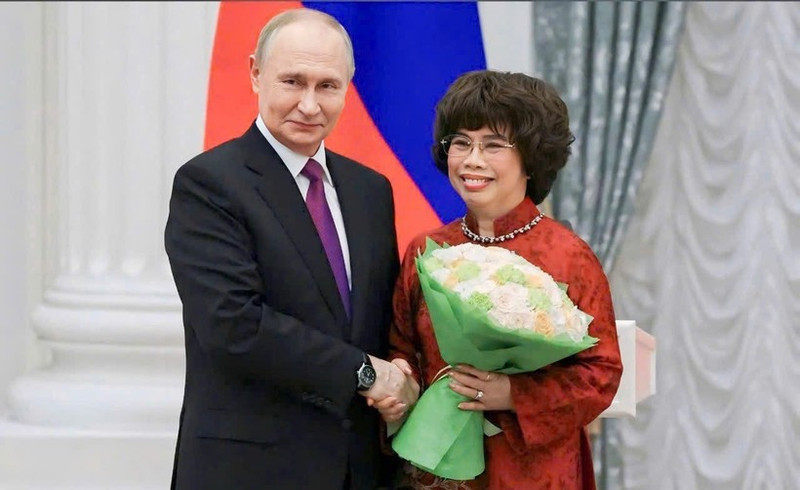 Le président russe Vladimir Poutine et Thai Huong, Héroïne du travail du Vietnam et présidente du Conseil stratégique du groupe laitier TH. Photo : NDEL