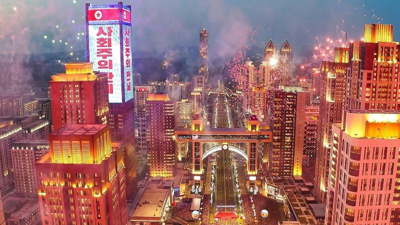 Cérémonie d'inauguration de 10 000 nouveaux appartements de la troisième phase du plan de construction de 50 000 logements à Pyongyang, le 16 avril 2025. Photo : Yonhap/VNA.