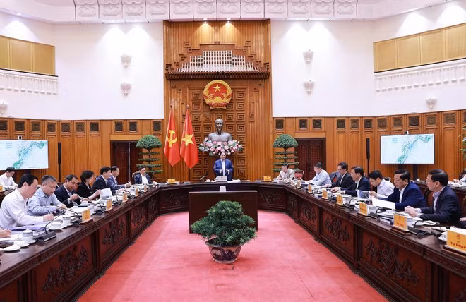 La réunion de la Permanence du gouvernement pour examiner les « Projets de planification du Boulevard paysager du fleuve Rouge et de la Zone urbaine sportive olympique de Hanoï. ». Photo : VNA