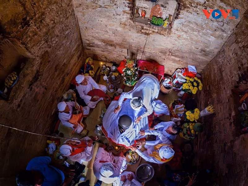Le rituel de purification de l’autel Linga-Yoni à l’intérieur de la tour principale. Photo: Nguyên Tiên/sggp.org.vn