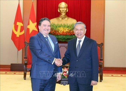 Le secrétaire général du Parti communiste vietnamien, To Lam (à droite) et l’ambassadeur américain Marc Knapper. Photo : VNA. 