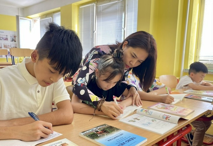 Lors d'un cours de vietnamien en République tchèque. Photo : VOV.
