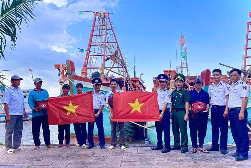 Le commandement de la Région 4 de la Garde côtière met en œuvre efficacement la coopération dans la lutte contre la pêche INN. Photo : VNA