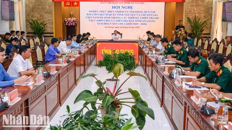 Lors de la conférence de bilan à mi-parcours consacrée aux opérations de recherche et de rapatriement des dépouilles des soldats volontaires et des experts vietnamiens tombés au cours des différentes périodes de guerre au Cambodge ainsi que sur le territoire national, le 4 août dans la province d'An Giang (au Sud). Photo : NDEL