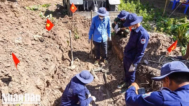 L'équipe K92 recherche les dépouilles de soldats tombés au combat dans la commune de Kien Luong, province d'An Giang (au Sud). Photo : NDEL.