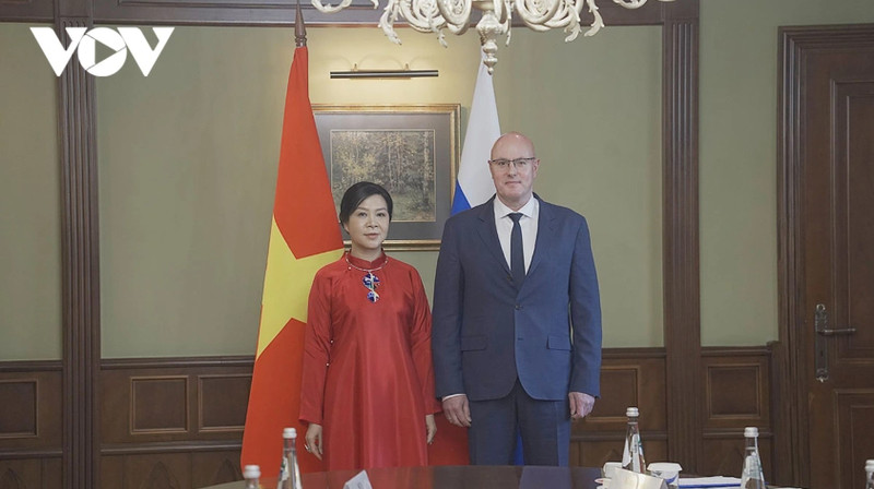 Ngo Phuong Ly, épouse du secrétaire général du Parti communiste du Vietnam To Lam (à gauche), et le vice-Premier ministre russe, Dmitry Nikolaïevitch Chernyshenko, le 24 juillet à Moscou. Photo : VOV.