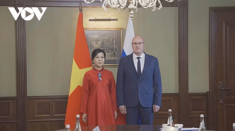 Ngo Phuong Ly, épouse du secrétaire général du Parti communiste du Vietnam To Lam (à gauche), et le vice-Premier ministre russe, Dmitry Nikolaïevitch Chernyshenko, le 24 juillet à Moscou. Photo : VOV.