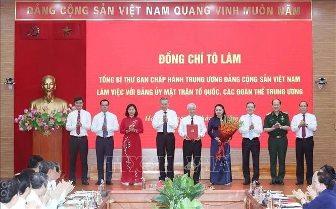 Le secrétaire général du Parti To Lam remet au Comité du Parti du FPV et aux organisations de masse centrales la décision n°304-QD/TW du Politburo, à Hanoi, le 23 juin. Photo : VNA. 