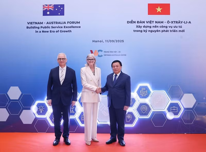 La gouverneure générale d’Australie, Sam Mostyn, et son époux (gauche), lors du Forum Vietnam - Australie , le 11 septembre 2025 à Hanoï. Photo : VNA