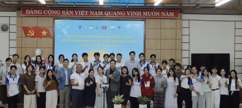 Le programme de bourses VSDP ne se limite pas à un simple soutien financier. Il constitue un accompagnement de long terme, aidant les étudiants à façonner leur réflexion, à développer leur indépendance, leur créativité et leur capacité à travaille, ainsi qu’à prendre en main leur destin et à construire un avenir durable. Photo : thoidai.vn