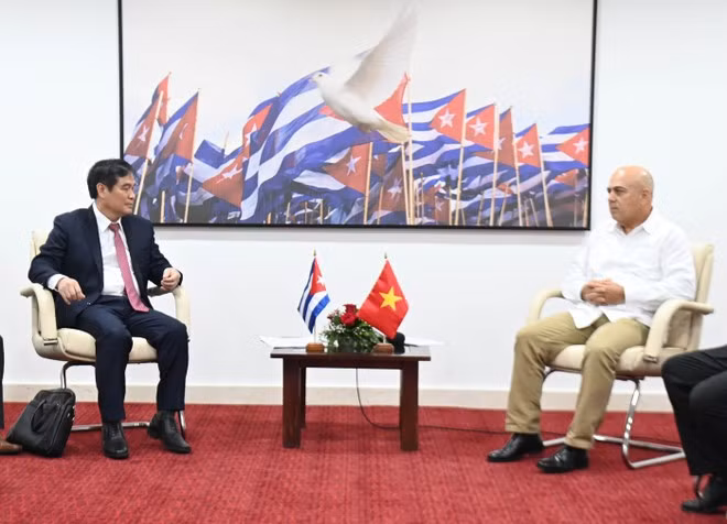 Phan Xuan Thuy (gauche), vice-président de la Commission de la sensibilisation, de l’éducation et de la mobilisation des masses du Comité central du Parti communiste du Vietnam (PCV) et Roberto Morales Ojeda, membre du Bureau politique, membre permanent du Secrétariat du Comité central du Parti communiste cubain (PCC), président de la Commission d’organisation du comité. Photo : VNA.