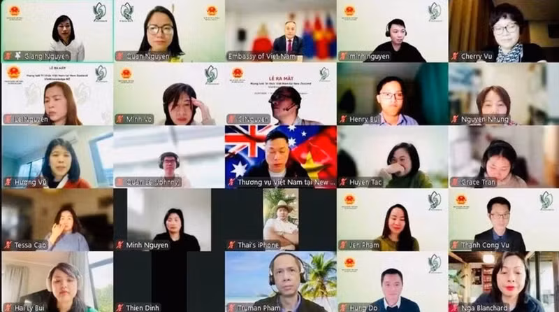 Des représentants d'associations de la communauté vietnamienne à la cérémonie de lancement du Réseau des intellectuels vietnamiens en Nouvelle-Zélande (VKNZ), le 23 juillet 2026. Photo : VKNZ