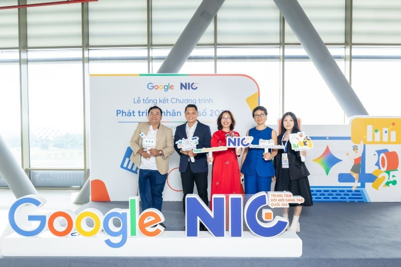 La coopération entre Google et le NIC s'attache de manière stratégique à répondre aux besoins urgents en matière de renforcement des compétences de la main-d'œuvre à l'ère numérique. Photo : baodautu. 