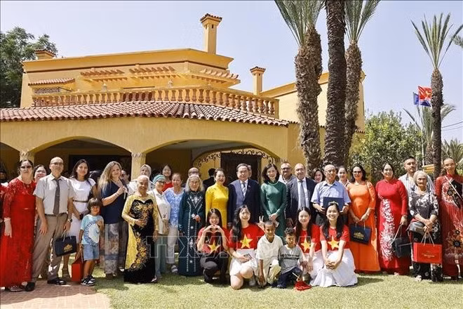 Le président de l’Assemblée nationale Tran Thanh Man et son épouse posent pour une photo souvenir avec les cadres, employés de l’ambassade et des représentants de la communauté vietnamienne au Maroc. Photo : VNA.