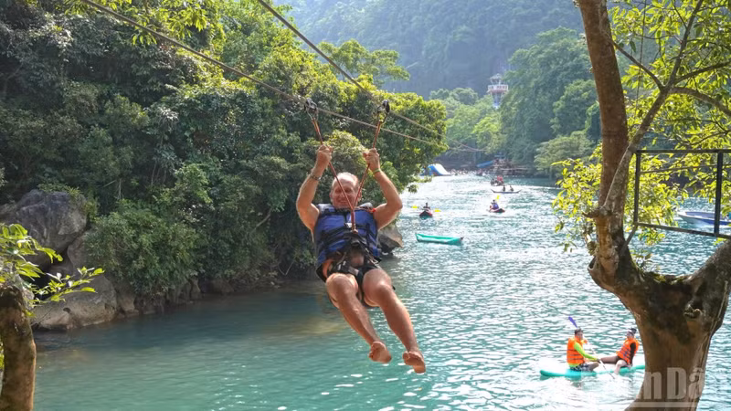 Sur la rivière Chay, les touristes peuvent profiter des paysages enchanteurs tout en participant à de nombreuses activités sportives, telles qu’une tyrolienne de 400 m, du kayak, des toboggans aquatiques, ou encore du saut à l’élastique. Photo : NDEL.