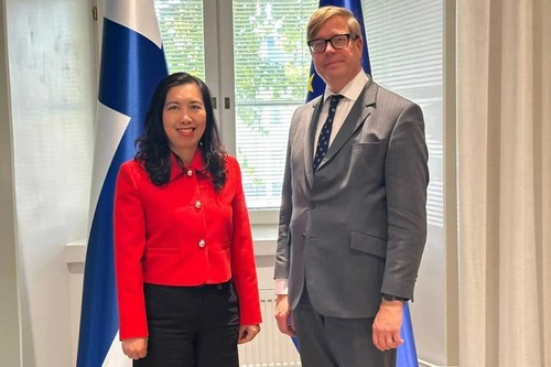 La vice-ministre vietnamienne des Affaires étrangères, Le Thi Thu Hang et le secrétaire d’État permanent du ministère finlandais des Affaires étrangères, Jukka Salovaara. Photo : baoquocte.vn 