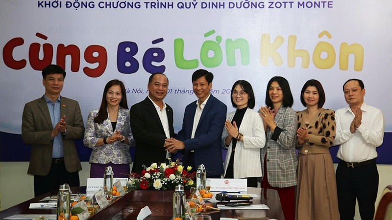 Lors de la cérémonie de lancement du programme « Zott Vietnam – Grandir ensemble 2025 », le 1ᵉʳ décembre à Hanoï. Photo : NDEL