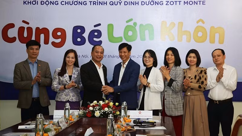 Lors de la cérémonie de lancement du programme « Zott Vietnam – Grandir ensemble 2025 », le 1ᵉʳ décembre à Hanoï. Photo : NDEL